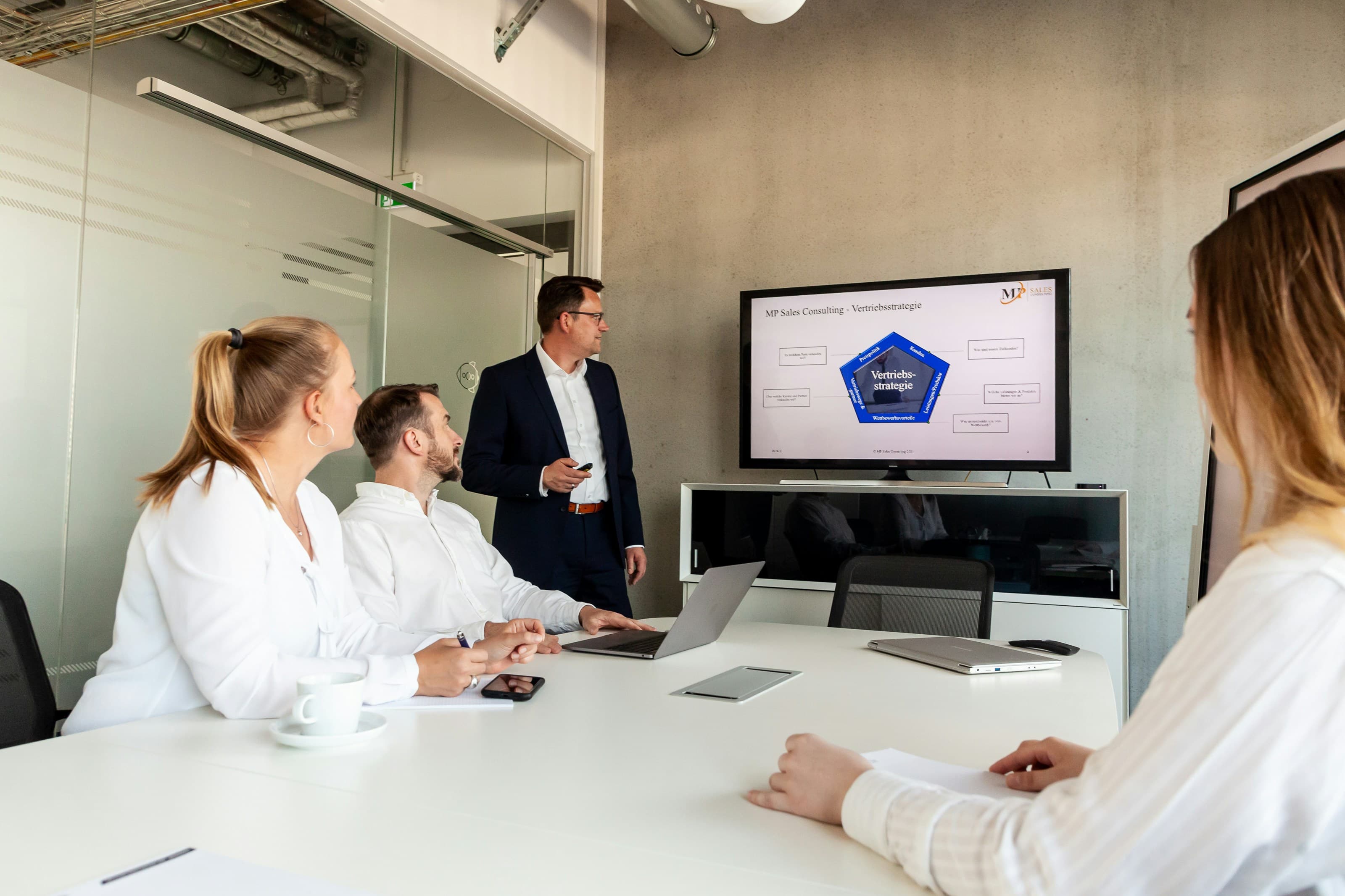 Vortrag zur Vertriebsstrategie in einem B2B-Meeting