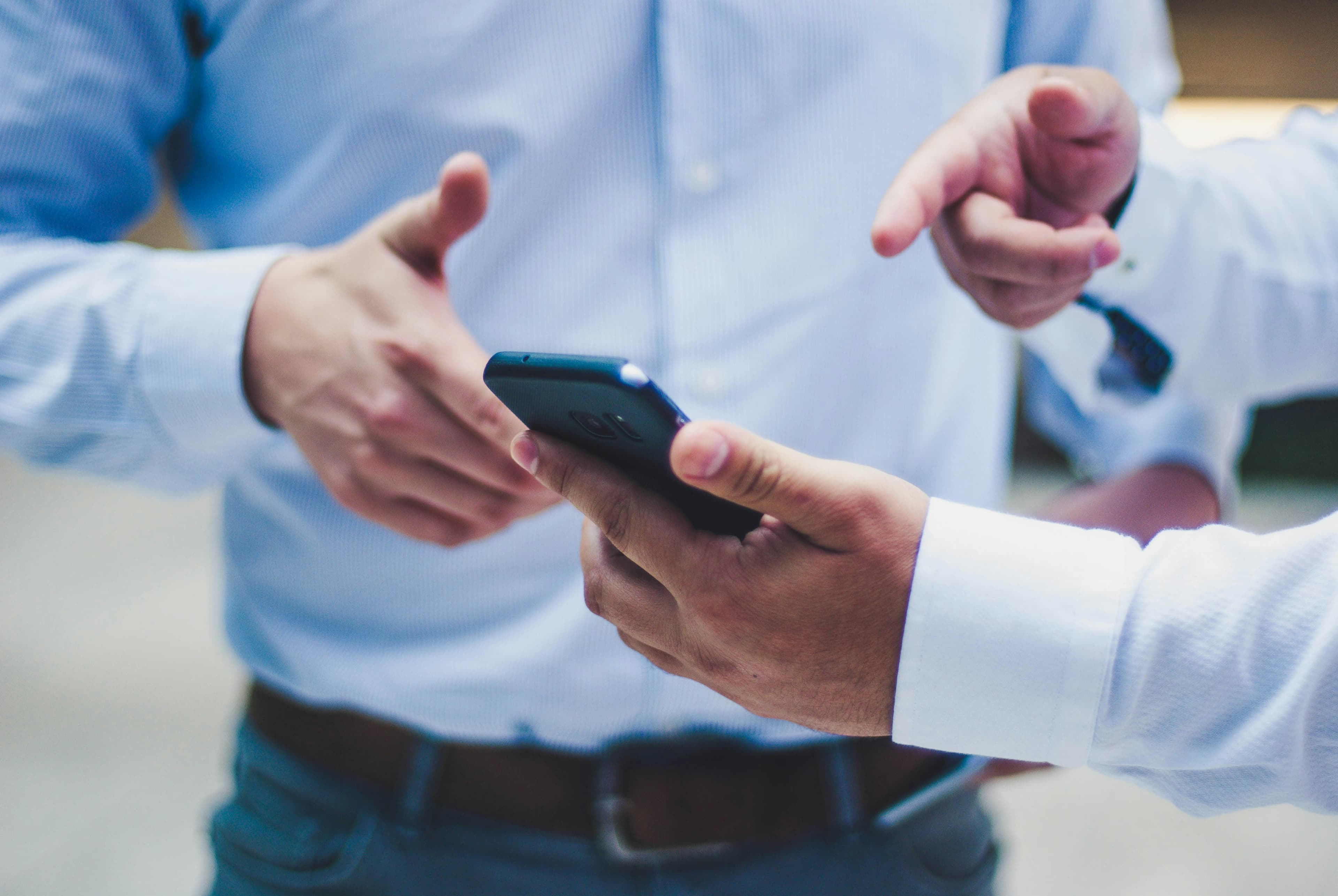 Geschäftspartner zeigen sich Informationen auf dem Smartphone
