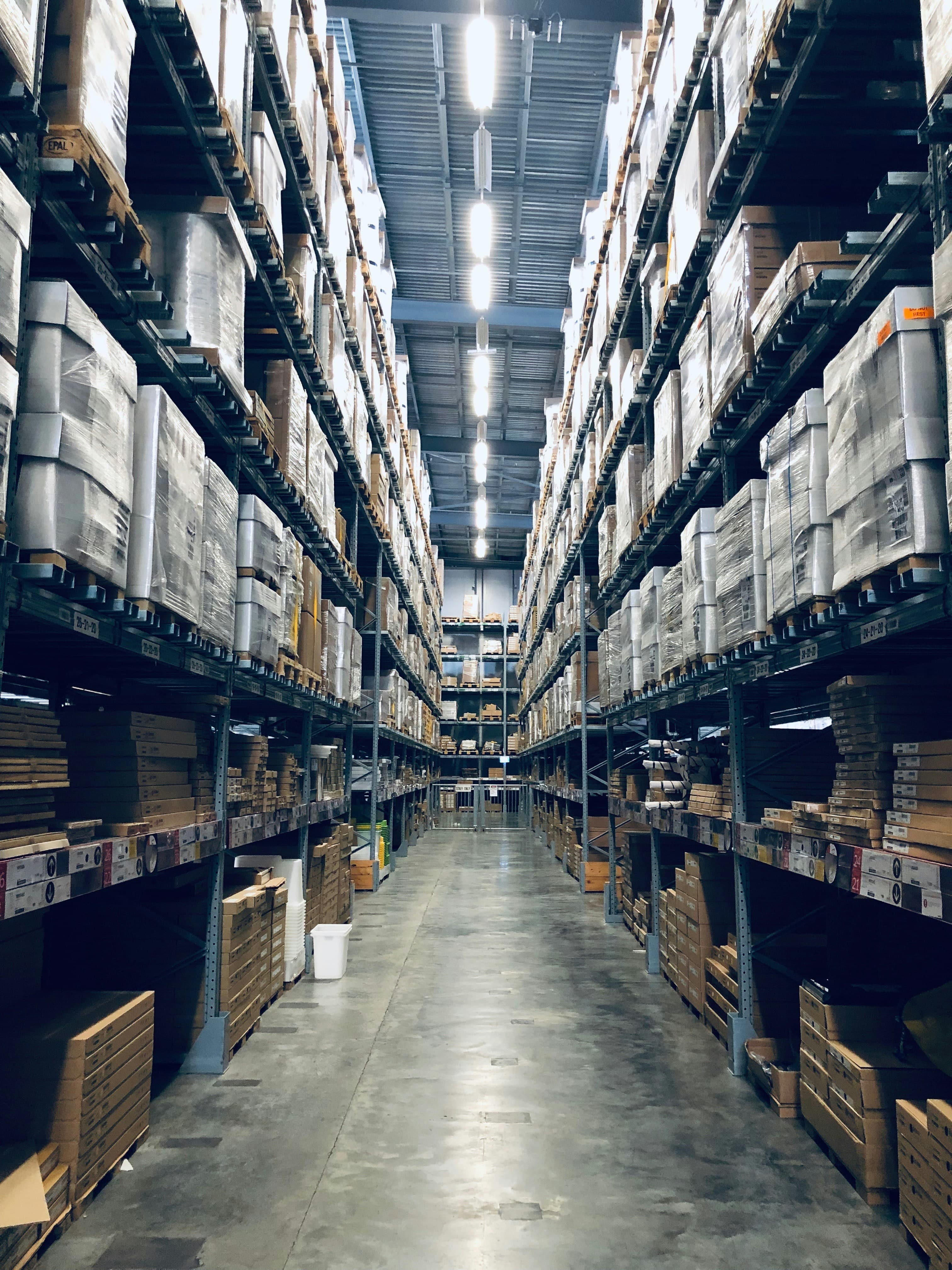 Regalreihen in einem Industrie-Lager