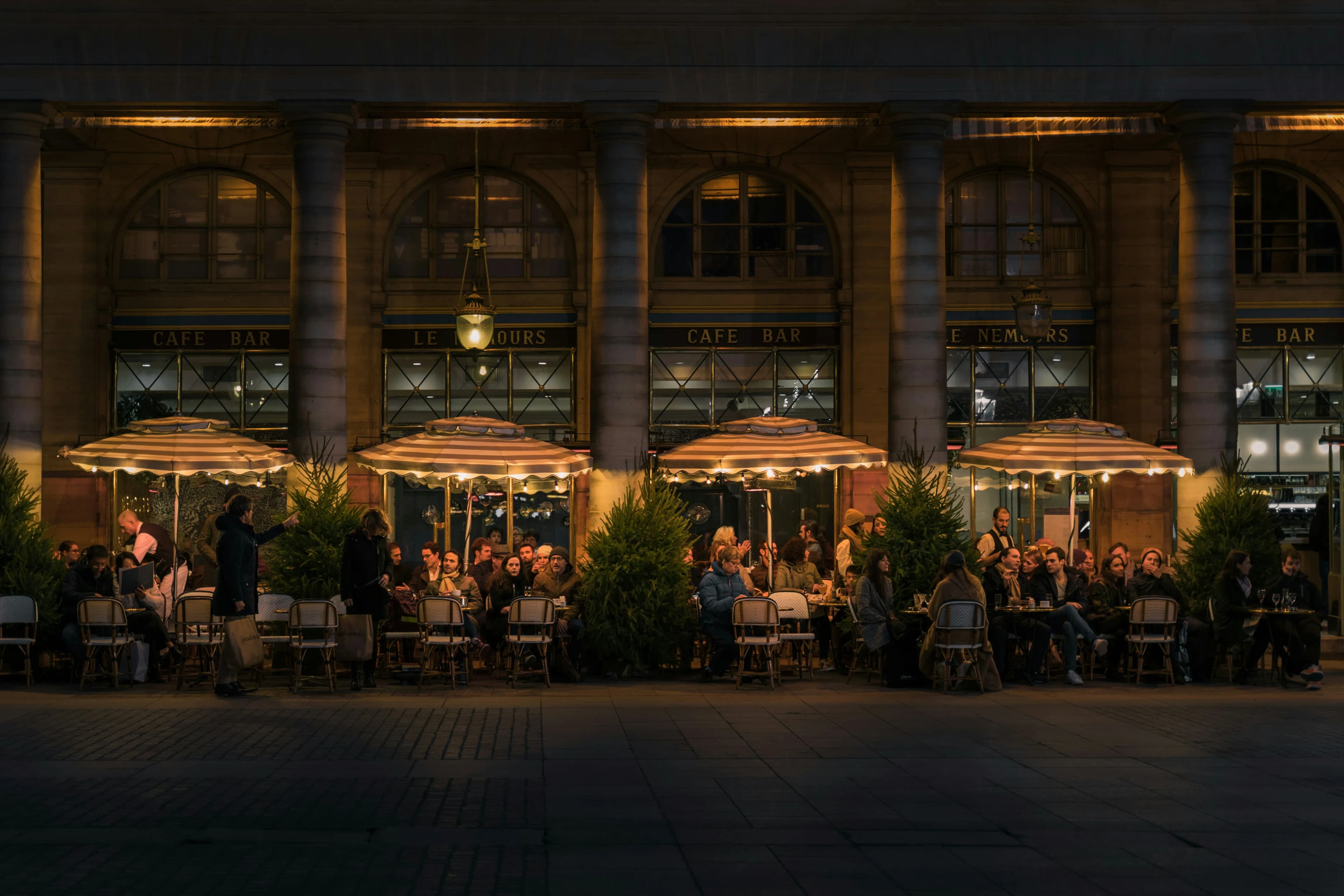 Einladendes Café mit warmer Beleuchtung am Abend