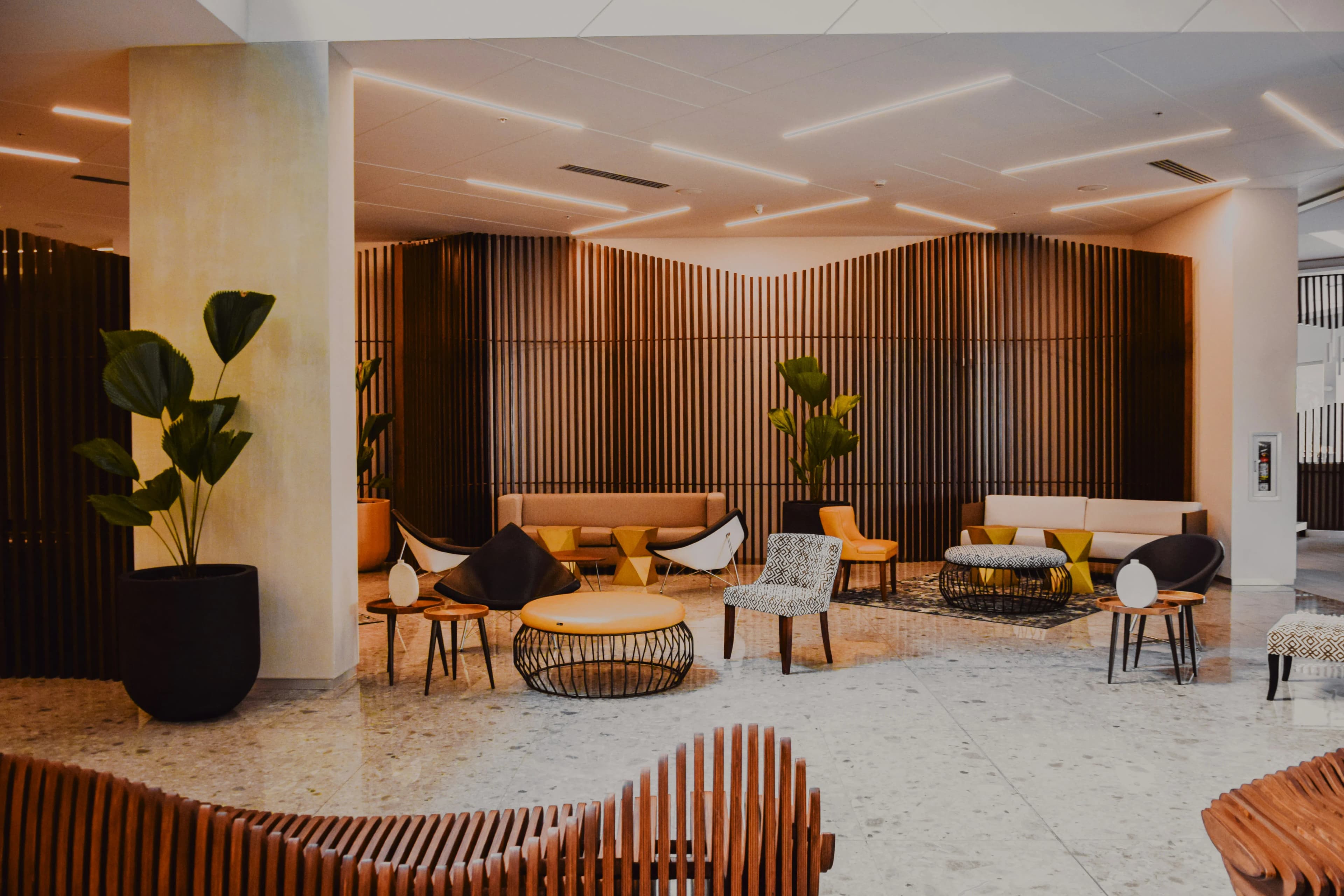 Lobby einer modernen Hotelanlage